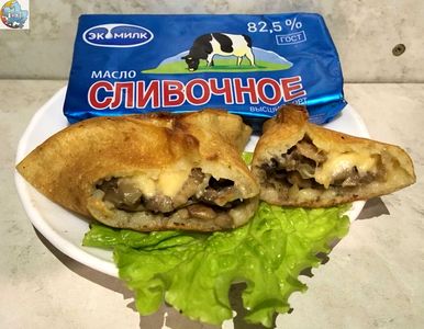 1. Для теста: мука - 155 г молоко - 250 мл вода - 125 мл разрыхлитель - 1 ч.л. дрожжи - 1 ч.л. сахар - 1 ст.л. Треугольные блинчики с сыром и грибами: фото шаг 1